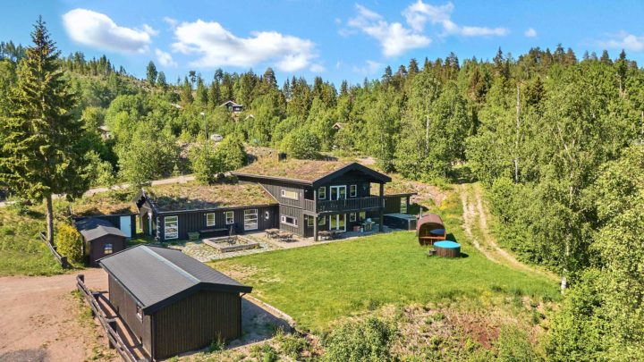 Svarstad Lodge er på 470 kvadratmeter og har 18 soverom med 40 senger / 49 sengeplasser.