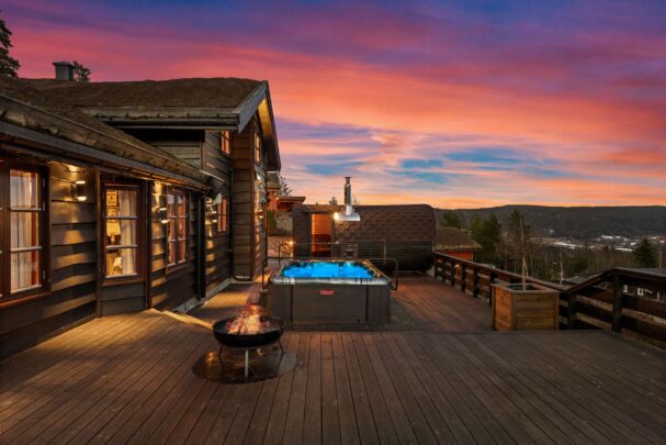 Lillelardal er en eksklusiv og moderne hytte i rolige, naturnære omgivelser ved Svarstad. Hytta tilbyr høy komfort, gjennomtenkte løsninger og en privat atmosfære – perfekt for opphold med familie, venner eller firma. Lillelardal kan enkelt bestilles online via vår bestillingsløsning.